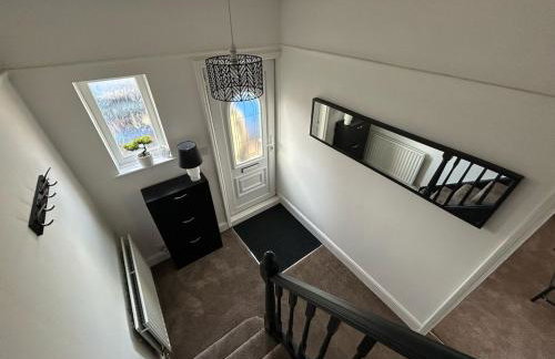 Large 4 Bed Home - Fast Wifi, Smart TV's & Free Parking - Near A66 - Foto 28