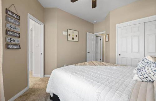 Spacious 4BR 3BA Home KING Suite Pool Sleeps 8 - Photo 19