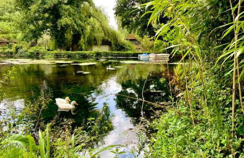 Cosy Hampshire Barn Getaway, Large garden alongside a stunning river - Fire Pit, BBQ, Outdoor seating - Country walks & Pubs - Foto 37