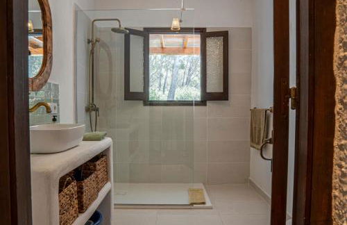 Villa en Cala Morell con piscina privada en el bosque - Foto 17