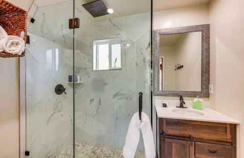 Wraparound Deck and Grill Wrightwood Cabin Near PCT - Foto 10