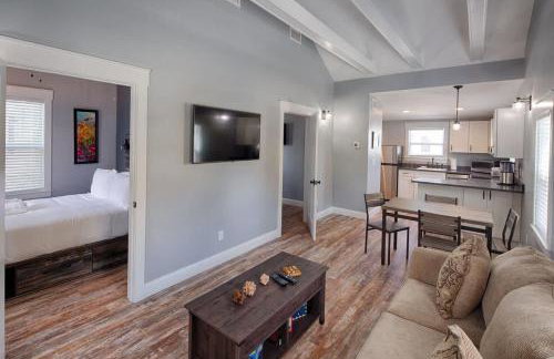 Quaint Cottage with Private Pool-Walk to Everything - Foto 10