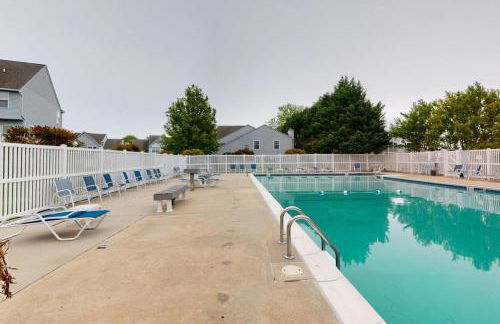 Stylish 2BR Condo Near Beach, Large Pool & Patio, Pet Friendly - Foto 19