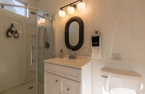 Cozy Spring Night HotTub Firepit PetFriendly Patio - Foto 30