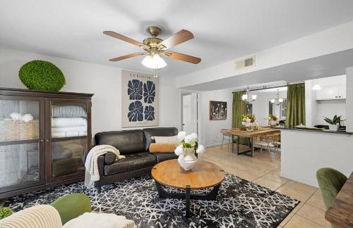 Sophisticated 2BR 2BA by TAMU, King Bed, Washer & Dryer, Smart TV - Foto 1