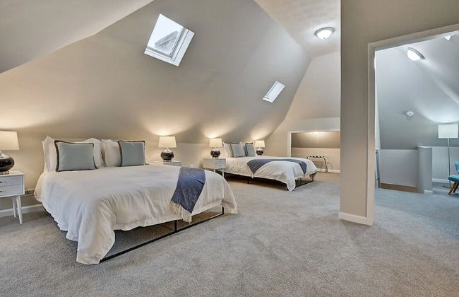 Spacious 6BR/3BA House w/ Parking! Sleeps 20! - Foto 28