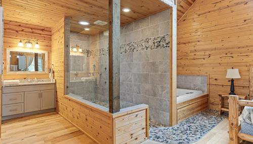 Romantic Cabin w Rain Shower & Spa Tub - Photo 3, Other