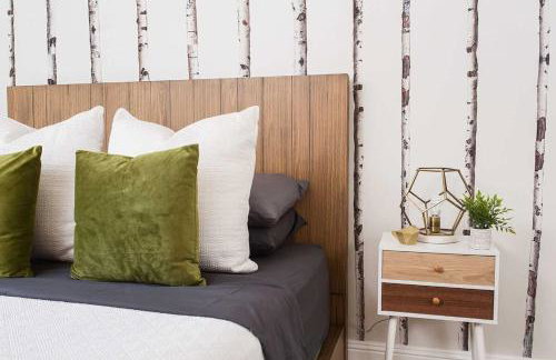 Stylish Home Prime Location with Fireplace & Patio - Foto 16