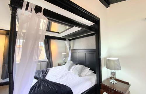 Ochil 9 with Private Hot Tub - Fife - Loch Leven - Lomond Hills - Pet Friendly - Photo 3