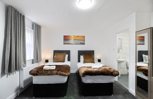 Roomy 3 bedroom house, 2 baths - Photo 1