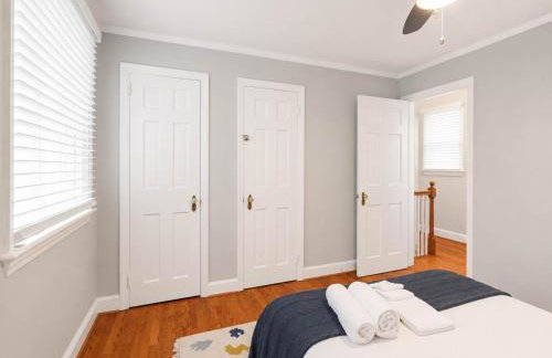 Charming Townhouse Retreat by CozySuites - Foto 11