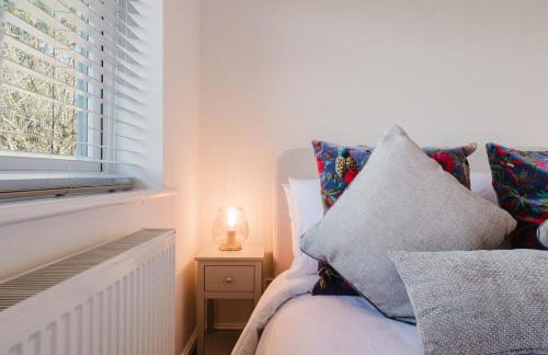 Corner House - Bright 2 Bed in Cheltenham - Photo 33