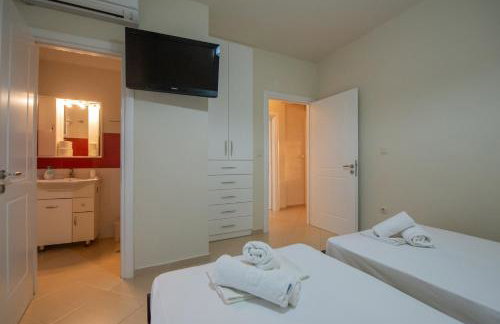 Grand Suites with Private Pools - Photo 48