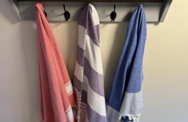 'BRAMLEY FALL COTTAGE' NEW AVAILABILITY - Attached Cottage,3 Bedrooms-1 on ground level, SLEEPS 6-2 Bathrooms, Wittering and Chichester easy drive, Child friendly,Small Breed Dog Friendly 2 max, Parking-EV Point - Foto 17