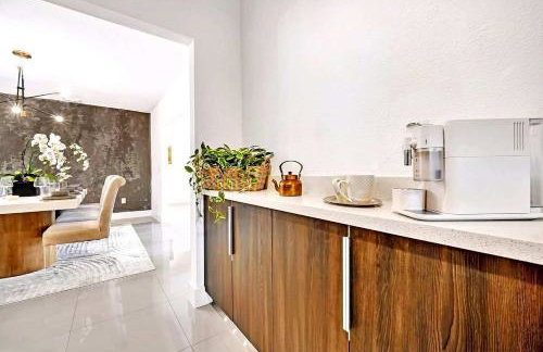 Bright 4BR North Miami Villa Close to Beaches and Huge Backyard - Foto 22