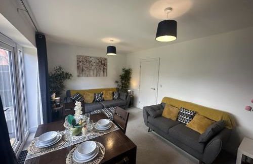3 Bed Home for Contractors & Relocators with Parking, Garden & WiFi 5 mins walk to Town Centre & Train Station - Foto 7