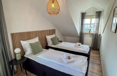 C4S COME4STAY Altötting - 3-Zi Whg I Zentrale Lage I Parkplatz I Balkon I WIFI I SmartTV I 1 Kingsize, 1 Queensize Bett I Office Arbeitsplatz I Wohnbereich mit Couch und Essbereich I voll ausgestattete Küche I Nespresso - Foto 25