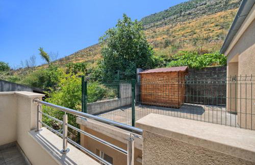 Luxury Mountain View Escape with Private Jacuzzi Split area - Photo 43