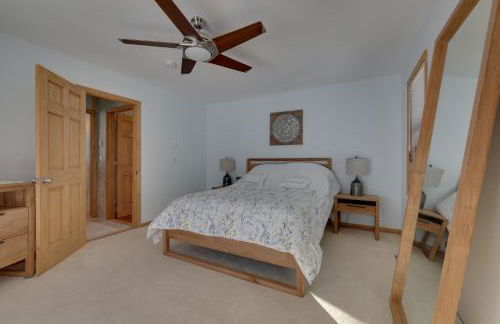 Large Deck and Resort Amenities Lake Ariel Retreat - Foto 14