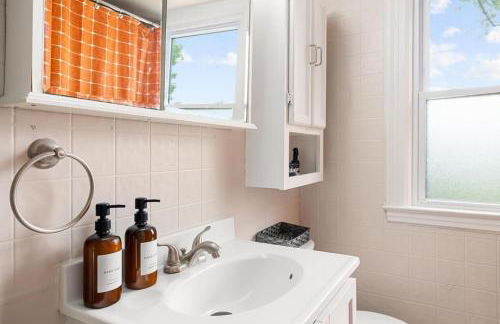 Cozy Mid Century Oasis with 2 KING beds - Foto 41