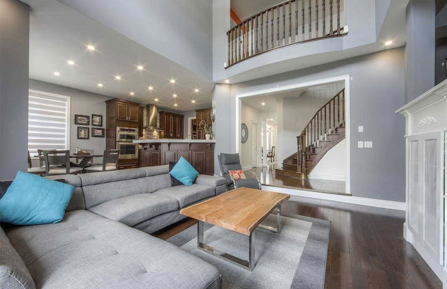 Luxury Retreat Modern Spacious 4 Bedroom Home - Photo 2