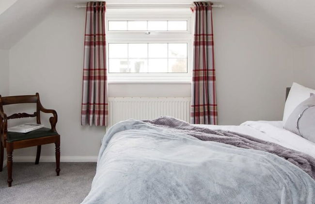 Coastal Retreat for 8 With Hot Tub - Walk to Beach - Foto 37