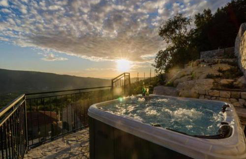 Villa Falcon Rook - Four-Bedroom Villa with Terrace and Swimming Pool - Photo 13