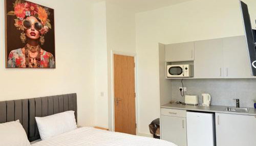 Stylish Studio flat 5, ensuite, kitchenette, Parking, Wifi,Smart TV,Contractors,NHS,Families welcome - Foto 2