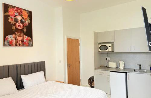 Stylish Studio flat 5, ensuite, kitchenette, Parking, Wifi,Smart TV,Contractors,NHS,Families welcome - Foto 2