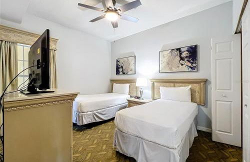 Spacious 3 Bed 3 Bath Luxury Condo 5 min from Disney - Photo 9