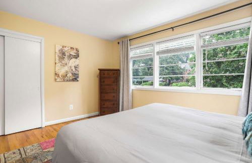 Sojourn Beautiful Home with Beach Access & Backyard - Foto 30