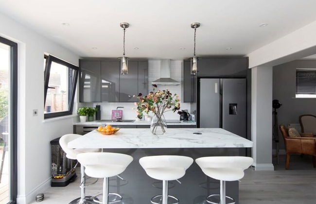 Seaside Serenity 3-bed Deck Garden Near Shore - Photo 1