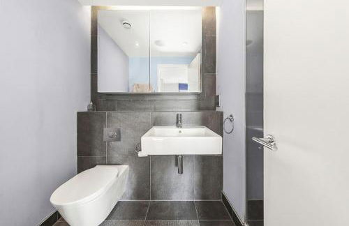 King beds apartment with en-suite, private balcony and elevator by iconic Portobello Market - Foto 7