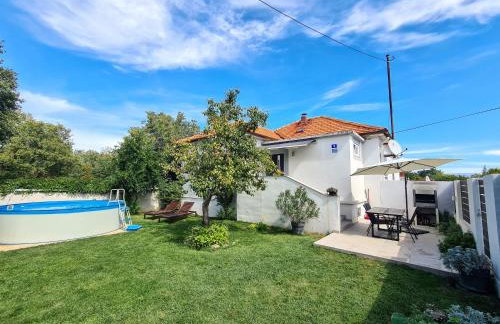 Vacation house with private pool and yard - Photo 1