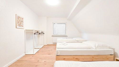 Tolstov Apartments - Monteurwohnung mit 3 Zimmern - Dachgeschoss - Parkplatz - Foto 5, towels, wardrobe