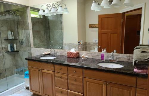 Expansive Dual-Kitchen Retreat - Foto 20