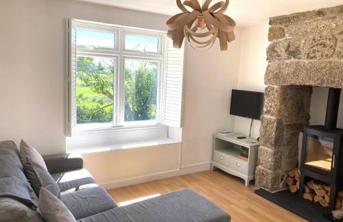 Lovely spacious flat with sea views, sunsets, garden and woodburner - Photo 6