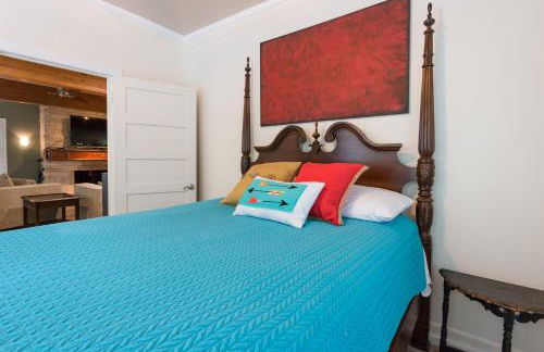 Remodeled Historic Lakefront Gem Overlooking Lake Travis and Jones Brothers Park *Great for Families and Groups* - Foto 45