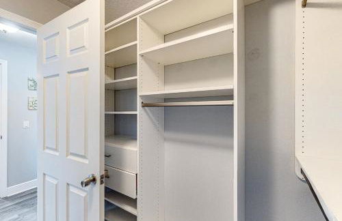 Poolside Oasis! Family-Friendly Summerfield Escape - Foto 19