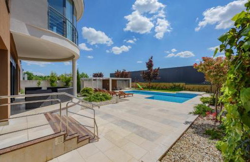 Five-Bedroom Holiday Home In Zminj - Photo 15