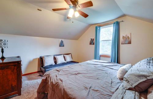 Explore the Poconos! Cozy Creekside Cabin with Patio - Foto 14