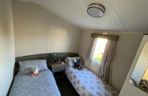 Seaview Caravan 2 Bedroom Sleeps 6 -WiFi -Smart Tv - Foto 13