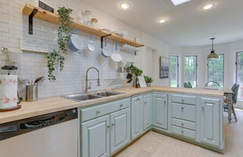 Charming Swan Lake Apartment with Deck! - Foto 14