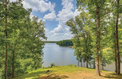 Lakefront Sparta Retreat with Dock and Game Room - Foto 38