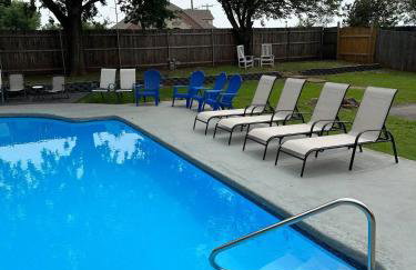 6BR Dream Getaway w Heated Pool & Peaceful Vibe - Photo 9