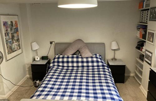 STUNNING GARDEN APARTMENT Central Exclusive Self Catering With Free Off Road Parking By Flat & Wiffi Beautifully Secluded 3 mins From All Amenities THIS IS A HOME NOT A HOTEL - Photo 10