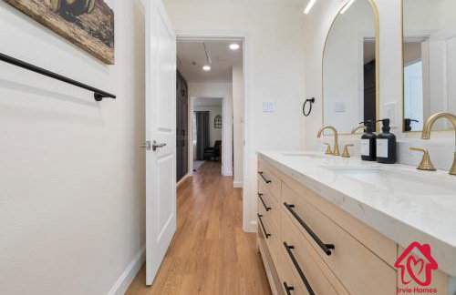 ValleyVibe: Modern Comfort in North Valley - an Irvie Home - Foto 27