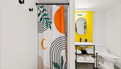 Water & Mountain View Apt - Walk to Waterfront - Foto 3, towels, Shower