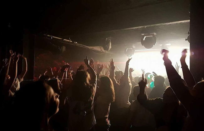 Apartment Sleeps 4 Near Shopping Street - Photo 9