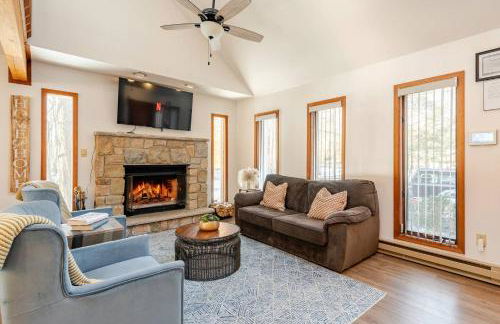 Cozy Cabin at Poconos With Hot Tub and Fire Pit - Foto 10